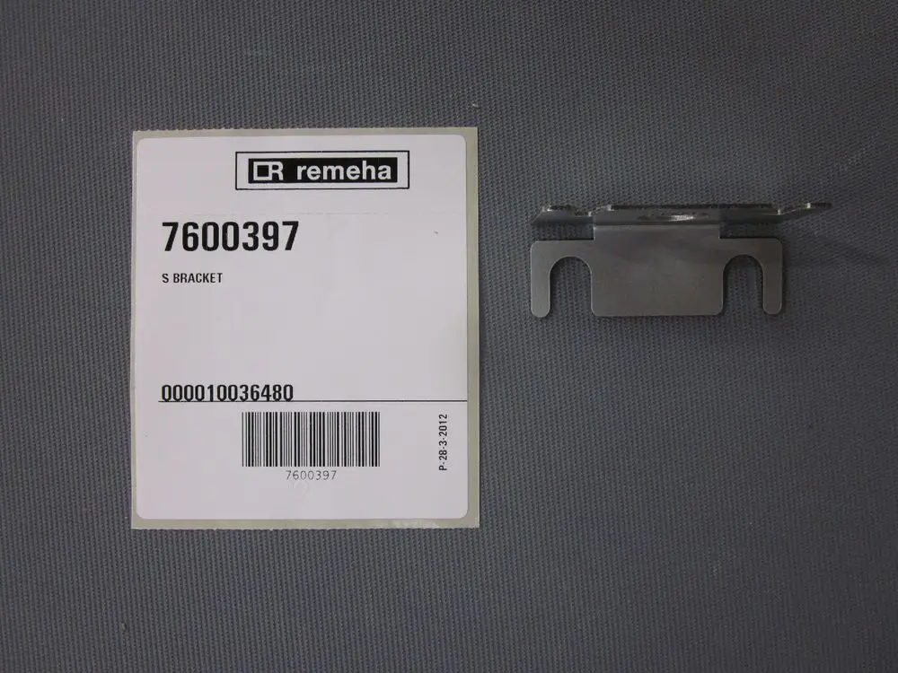 Grau bemaltes S-Bracket von Remeha auf grauer Oberfläche, neben Produktetikett mit Artikelnummer und Barcode.